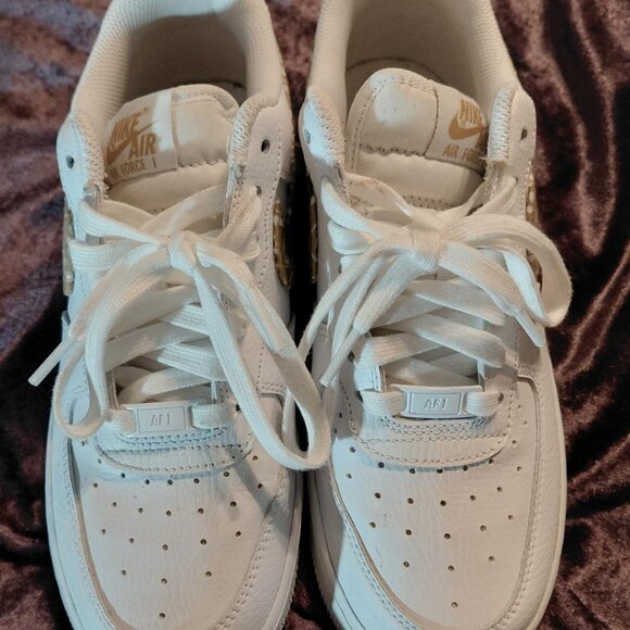 Nike White Air Force 1 '07 ESS White w/Gold Paisley Swoosh Sz W8 - M 6.5 - Picture 1 of 7